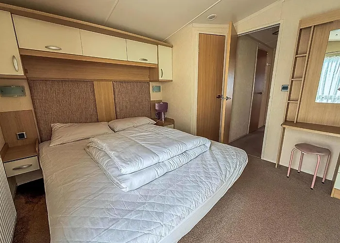 Lovely Caravan At Manor Park, Nearby Hunstanton Beach In Norfolk Ref 23067S