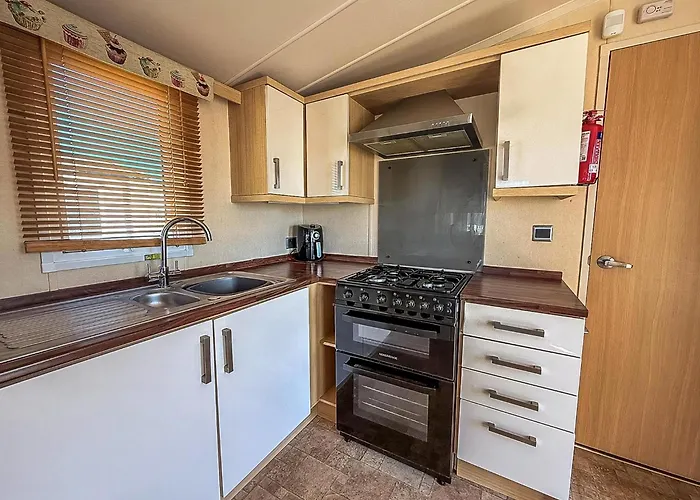 Lovely Caravan At Manor Park, Nearby Hunstanton Beach In Norfolk Ref 23067S