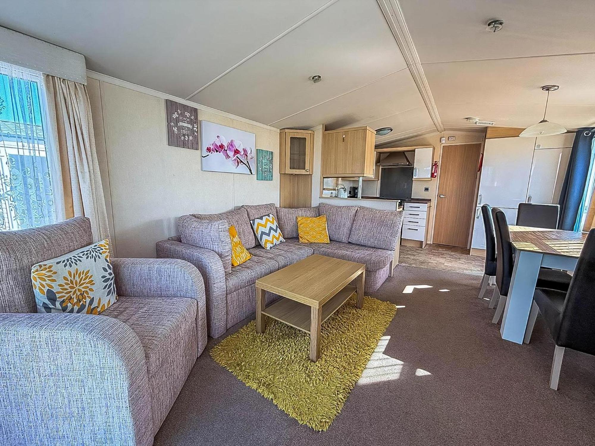 Lovely Caravan At Manor Park, Nearby In Norfolk Ref 23067s Hunstanton