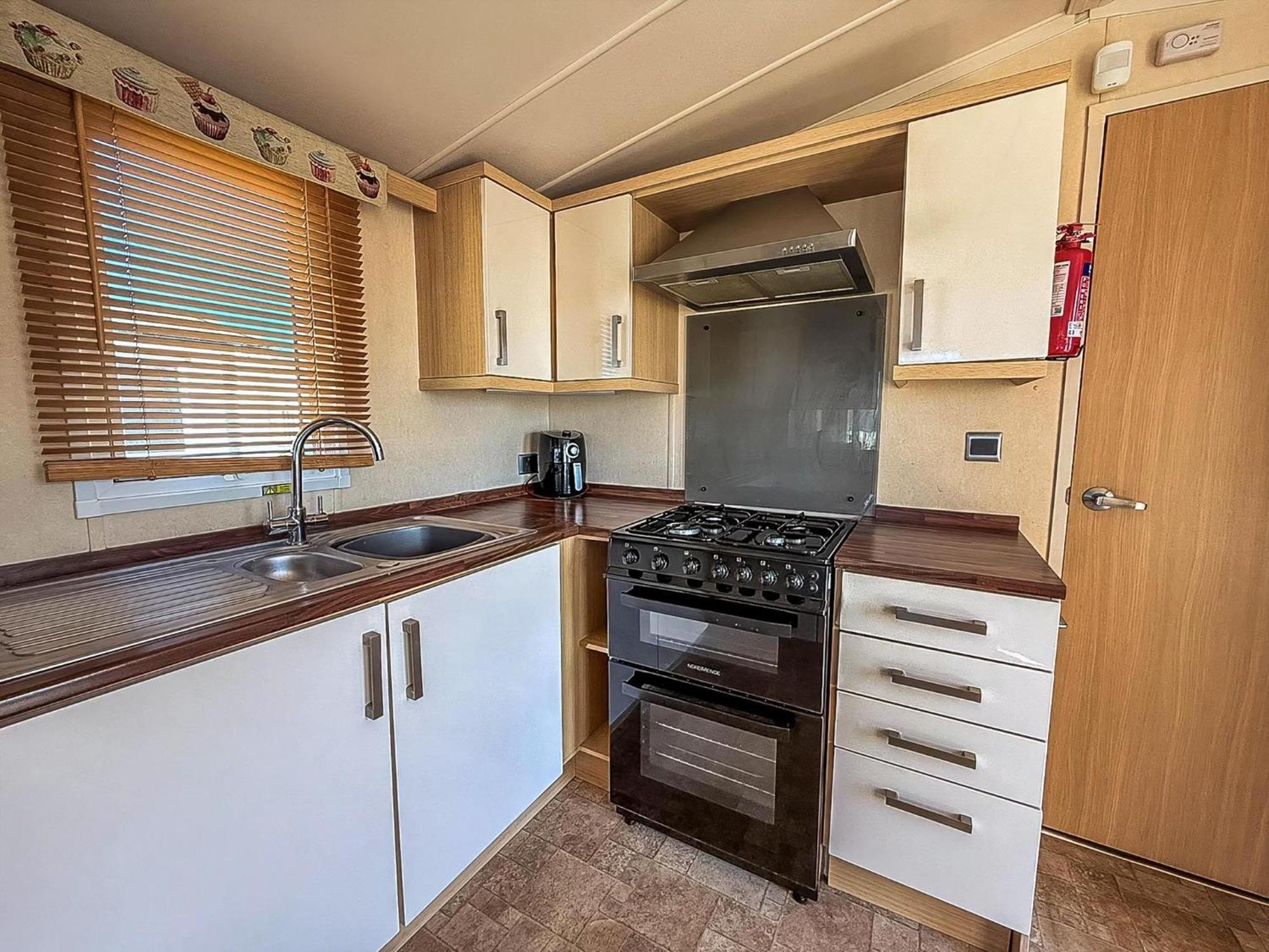 Lovely Caravan At Manor Park, Nearby In Norfolk Ref 23067s *