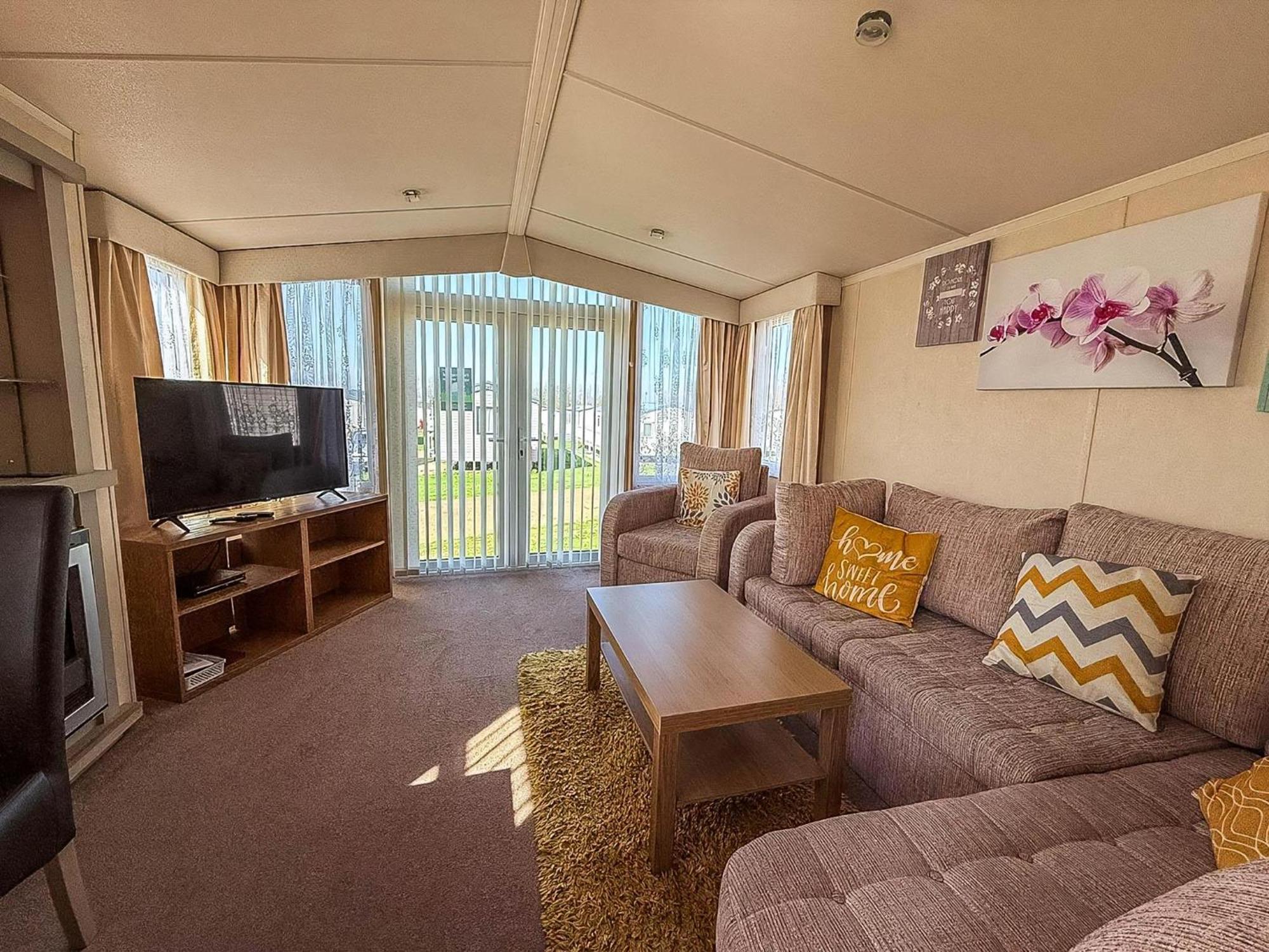 Lovely Caravan At Manor Park, Nearby In Norfolk Ref 23067s Campsite Hunstanton