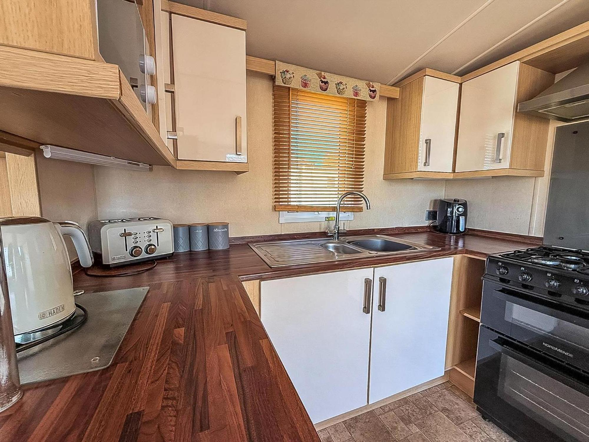 Lovely Caravan At Manor Park, Nearby In Norfolk Ref 23067s *